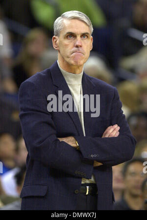 10. April 2002; Oakland, Kalifornien, USA; Golden State Warriors Cheftrainer Brian Winters in Enttäuschung runzelt die Stirn, wie sein Team gegen die Sacramento Kings im zweiten Quartal ihr Spiel auf Mittwoch, 10. April 2002 an der Oakland Arena in Oakland, Kalifornien in Verzug Stockfoto