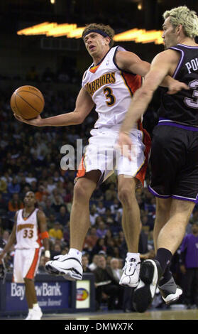 10. April 2002; Oakland, Kalifornien, USA; Golden State Warriors Bob Sura, #3, Grimassen nach immer Foul von Sacramento Kings Scot Pollard, #31, im ersten Quartal ihres Spiels auf Mittwoch, 10. April 2002 an der Oakland Arena in Oakland, Kalifornien Stockfoto