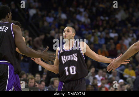 10. April 2002; Oakland, Kalifornien, USA; Sacramento Kings Mike Bibby, #10, feiert mit seinen Teamkollegen, wie sie eine anspruchsvolle Führung gegen die Golden State Warriors im ersten Quartal ihres Spiels auf Mittwoch, 10. April 2002 an der Oakland Arena in Oakland, Kalifornien Stockfoto