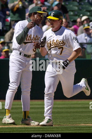 18. April 2002; Oakland, Kalifornien, USA; Oakland Athletics Jeremy Giambi, #7, erhält Glückwünsche von Dritten Base Trainer Ron Washington, #38, nach schlagen einen Solo Homerun im sechsten Inning von Spiel gegen die Anaheim Angels auf Donnerstag, 18. April 2002 an Network Associates Coliseum in Oakland, Kalifornien Oakland Anaheim 4: 2 schlagen. Stockfoto