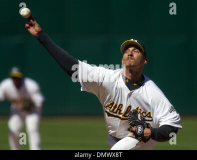 18. April 2002; Oakland, Kalifornien, USA; Oakland Athletics Krug Billy Koch, #44, schlagen Stellplätze gegen die Anaheim Angels im achten Inning ihres Spiels auf Donnerstag, 18. April 2002 an Network Associates Coliseum in Oakland, Kalifornien Oakland Anaheim 4-2.  Donnerstag, 18. April 2002 an Network Associates Coliseum in Oakland, Kalifornien Oakland schlagen Anaheim 4-2. Stockfoto