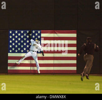 18. April 2002; Oakland, Kalifornien, USA; Terrence Long stürzt gegen die Links-Mitte-Flagge, ein Double von Anaheim Angels Bengie Molina Freitagabend im Oakland Coliseum zu stehlen. Stockfoto