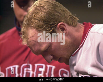 18. April 2002; Oakland, Kalifornien, USA; Engel Centerfielder Darin Erstad Batting im 4. Inning das Spiel verließ und wurde aus einem unbekannten Grund ins Gipfel Krankenhaus eingeliefert. Er kann verletzte haben sich früher ein Tauchen im Outfield versuchen. Stockfoto