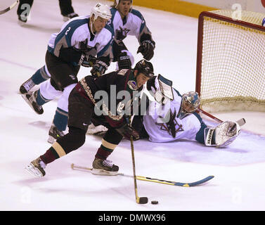 20. April 2002; San Jose, CA, USA; San Jose Sharks Torwart Evgeni Nabokov, #35, fällt auf den Boden, ein Schuss von Phoenix Coyotes Mike Johnson, #12, in der zweiten Periode von Spiel 5 der ersten Runde Western Division Viertelfinale auf Freitag, 26. April 2002 im Compaq Center in San Jose, Kalifornien zu blockieren Stockfoto