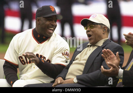 21. April 2002; Oakland, Kalifornien, USA; Willie Mays lacht mit den San Francisco Giants Berry Anleihen während eine pregame Zeremonie zu Ehren von Anleihen und seine 2001 Most Valuable Player Award beim Pacific Bell Park in San Francisco, Kalifornien, auf Freitag, 5. April 2002. Stockfoto