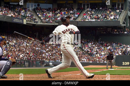 27. Juni 2002; San Francisco, CA, USA; San Francisco Giants Barry Bonds, #25, schwingt sich auf einen Strike geworfen von San Diego Padres Krug Kevin Jarvis, #32, im dritten Inning ihres Spiels auf Donnerstag, 27. Juni 2002 am Pacific Bell Park in San Francisco, Kalifornien Die Giants schlagen die Padres 11-6. Stockfoto