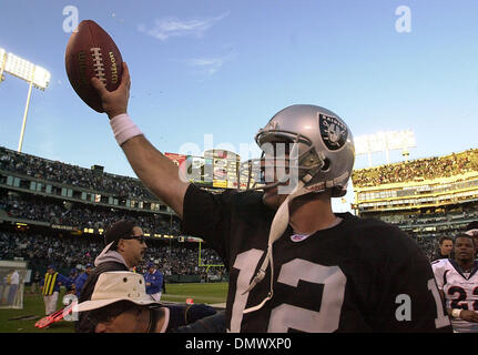 22. Dezember 2002; Oakland, Kalifornien, USA; Oakland Raiders quarterback Rich Gannon, #12, erkennt das Publikum wie er aus dem Feld geht, nach dem Spiel gegen die Denver Broncos auf Sonntag, 22. Dezember 2002 an Network Associates Coliseum in Oakland, Kalifornien Die Raiders spielt in Denver 28-16. Stockfoto