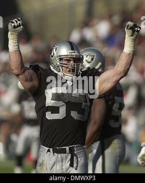 22. Dezember 2002; Oakland, Kalifornien, USA; Oakland Raiders Bill Romanowski feiert nach Entlassung Denver Broncos Quarterback Brian Griese im 2. Quartal ihres Spiels auf Sonntag, 22. Dezember 2002 an Network Associates Coliseum in Oakland, Kalifornien Stockfoto