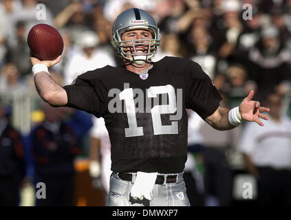 22. Dezember 2002; Oakland, Kalifornien, USA; Oakland Raiders quarterback Rich Gannon, #12, bereitet im 1. Quartal ihr Spiel gegen die Denver Broncos auf Sonntag, 22. Dezember 2002 an Network Associates Coliseum in Oakland, Kalifornien zu werfen Stockfoto