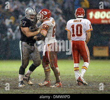 28. Dezember 2002; Oakland, Kalifornien, USA; Oakland Raiders Wide Receiver Alvis Whitted mit Kansas City Chiefs Gesichter off center Casey Wiegmann als Quarterback sieht Trent Green an der Anzeigetafel im vierten Quartal im Spiel auf Samstag, 28. Dezember 2002 an Network Associates Coliseum in Oakland, Kalifornien Oakland gewann 24-0. Stockfoto