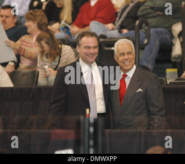 2. Dezember 2005; Richmond, VA, USA; Virginias Gouverneur zu wählen, Tim Kaine und Richmond, VA Bürgermeister Douglas Wilder erscheinen zusammen in die Genworth Kinder Vorteil Tennis Classic im Siegel Center Genworth Childrens Vorteil Tennis Classic. Ein Charity-Event für benachteiligte Jugendliche. Obligatorische Credit: Foto von Tina Fultz/ZUMA Press. (©) Copyright 2005 von Tina Fultz Stockfoto