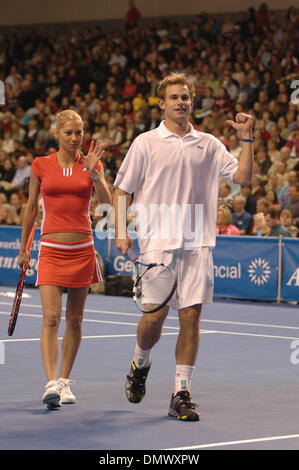 2. Dezember 2005; Richmond, VA, USA; ANDY RODDICK und ANNA KOURNIKOVA bei der Genworth Kinder Vorteil Tennis Classic in der Siegel-Mitte. Ein Charity-Event für benachteiligte Jugendliche. Obligatorische Credit: Foto von Tina Fultz/ZUMA Press. (©) Copyright 2005 von Tina Fultz Stockfoto