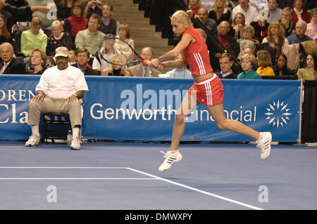 2. Dezember 2005; Richmond, VA, USA; ANNA KOURNIKOVA bei der Genworth Kinder Vorteil Tennis Classic in der Siegel-Mitte. Das Charity-Event angehoben $510.000 für benachteiligte Jugendliche. Obligatorische Credit: Foto von Tina Fultz/ZUMA Press. (©) Copyright 2005 von Tina Fultz Stockfoto