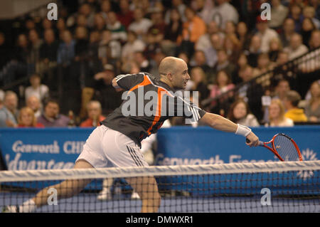 2. Dezember 2005; Richmond, VA, USA; ANDRE AGASSI bei der Genworth Kinder Vorteil Tennis Classic in der Siegel-Mitte. Das Charity-Event angehoben $510.000 für benachteiligte Jugendliche. Obligatorische Credit: Foto von Tina Fultz/ZUMA Press. (©) Copyright 2005 von Tina Fultz Stockfoto