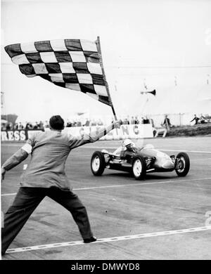 18. Juli 1953 - gewann Silverstone, England, Vereinigtes Königreich - STIRLING MOSS fahren einen Cooper das Rennen für 500 c.c. Autos beim R.A.C. Grand Prix in Silverstone. Bild: Moos über die Ziellinie in Silverstone. (Kredit-Bild: © KEYSTONE Bilder USA/ZUMAPRESS.com) Stockfoto