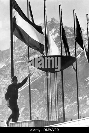 26. Januar 1956 - Cortina d ' Ampezzo, Italien - Inaugaration der 7. Olympischen Winterspiele in Cortina d ' Ampezzo, Italien im Jahr 1956. Italienischer Eisschnellläufer GUIDO CAROLI leuchtet die Olympischen Fackel. (Kredit-Bild: © KEYSTONE Bilder USA/ZUMAPRESS.com) Stockfoto