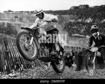 19. Mai 1957 - Paris, Frankreich - LESLIE ARCHER ist ein Champion Motocross-Rennfahrer. Bild: Archer in der Grand Prix von Frankreich Motocross-Rennen. (Kredit-Bild: © KEYSTONE Bilder USA/ZUMAPRESS.com) Stockfoto
