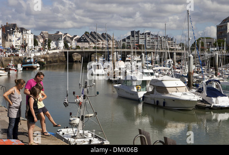 La Baule-Escoublac, gemeinhin als La Baule, Blick auf die Straße, auf dem Quai Jules Sandeau, am Hafen. Stockfoto