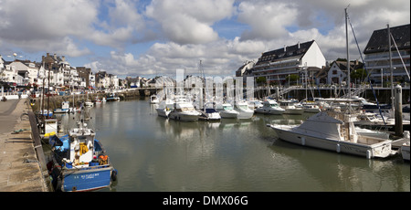 La Baule-Escoublac, gemeinhin als La Baule, Blick auf die Straße, auf dem Quai Jules Sandeau, am Hafen. Stockfoto