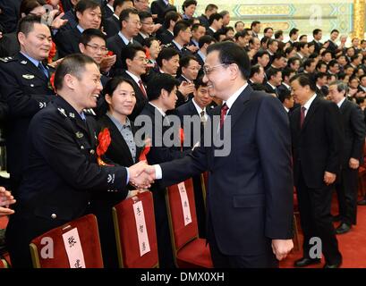 Peking, China. 17. Dezember 2013. Der chinesische Ministerpräsident Li Keqiang trifft sich mit Vertretern, die Teilnahme an einer Preisverleihung der hervorragenden Beamten und Gruppen, in Peking, Hauptstadt von China, 17. Dezember 2013. Liu Yunshan, Mitglied des ständigen Ausschusses des Politbüros des Zentralkomitees der kommunistischen Partei von China (CPC), besuchte auch die Zeremonie. © Li Tao/Xinhua/Alamy Live-Nachrichten Stockfoto