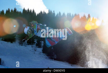 Trentino, Italien. 17. Dezember 2013. Gewinner der Goldmedaille Li Shuang China tritt während der Frauen Halfpipe-Wettbewerb der Snowboard bei der 26. Winter-Universiade in Trentino, Italien, 17. Dezember 2013. Bildnachweis: Bai Xuefei/Xinhua/Alamy Live-Nachrichten Stockfoto