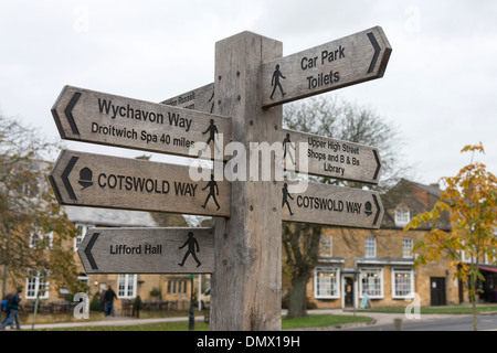 Wegweiser mit vielen Richtungspfeile für Fußwege in Broadway Cotswolds UK Stockfoto