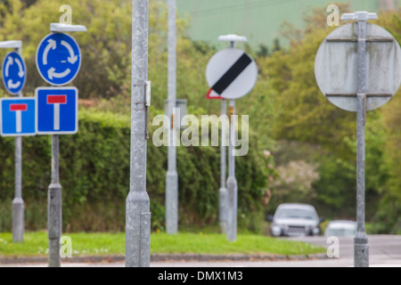 GV von einigen von den Zeichen, die das Dorf Feock in Cornwall Krempel. Stockfoto