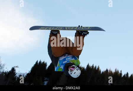 Trentino, Italien. 17. Dezember 2013. Goldmedaillen-Gewinner Ruben Verges Spanien tritt während der Herren Halfpipe-Wettbewerb der Snowboard bei der 26. Winter-Universiade in Trentino, Italien, 17. Dezember 2013. Bildnachweis: Bai Xuefei/Xinhua/Alamy Live-Nachrichten Stockfoto