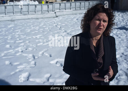 Jerusalem, Israel. 17. Dezember 2013. MK Michal Rozin (Meretz), Vorsitzender des Ausschusses der Knesset für ausländische Arbeitnehmer; "Das Anti-Versickerung Gesetz verhindert, dass Asylbewerber in Israel erreichen ihr Grundrecht auf Menschenwürde." Jerusalem, Israel. 17. Dezember 2013.   Einige 200 afrikanische Migranten und Menschenrechtsaktivisten protestieren außerhalb Amt des Premierministers. Die Migranten als illegale Eindringlinge oder Asylbewerber je nach politischer Sicht, Nachfrage Prüfung ihrer Asylanträge bezeichnet. Bildnachweis: Nir Alon/Alamy Live-Nachrichten Stockfoto