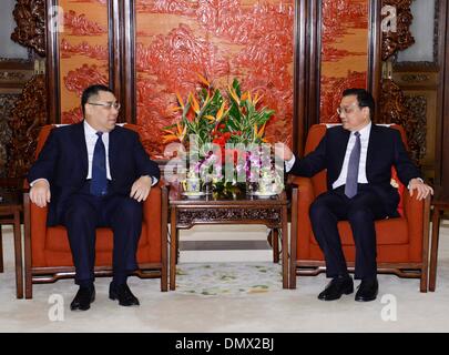 Peking, China. 17. Dezember 2013. Chinese Premier Li Keqiang (R) trifft sich mit Chui Sai auf, Vorstandsvorsitzender der Sonderverwaltungsregion Macau, in Peking, Hauptstadt von China, 17. Dezember 2013. Chui ist in Peking, Beamten auf Macau aktuelle wirtschaftlichen, sozialen und politischen Entwicklungen zu informieren. © Ma Zhancheng/Xinhua/Alamy Live-Nachrichten Stockfoto