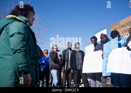 Jerusalem, Israel. 17. Dezember 2013. Jerusalem Stadträtin Laura Wharton (Meretz) begrüßt protestieren afrikanischen Migranten, die das "Holot" Detention Center in der Negev-Wüste verlassen tagsüber geöffnet aber nachts mit einem Personalbestand gesperrt. Jerusalem, Israel. 17. Dezember 2013.   Einige 200 afrikanische Migranten und Menschenrechtsaktivisten protestieren außerhalb Amt des Premierministers. Die Migranten als illegale Eindringlinge oder Asylbewerber je nach politischer Sicht, Nachfrage Prüfung ihrer Asylanträge bezeichnet. Bildnachweis: Nir Alon/Alamy Live-Nachrichten Stockfoto