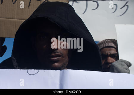 Jerusalem, Israel. 17. Dezember 2013. Afrikanische Migranten protest Israels Haft Richtlinien nach verlassen das "Holot" Detention Center in der Negev-Wüste, im Laufe des Tages aber verschlossen in der Nacht mit offenen. Mit einer 48-Stunden-Frist vor der Tür müssen sie strenger Haft. Jerusalem, Israel. 17. Dezember 2013.   Einige 200 afrikanische Migranten und Menschenrechtsaktivisten protestieren außerhalb Amt des Premierministers. Die Migranten als illegale Eindringlinge oder Asylbewerber je nach politischer Sicht, Nachfrage Prüfung ihrer Asylanträge bezeichnet. Bildnachweis: Nir Alon/Alamy Live-Nachrichten Stockfoto