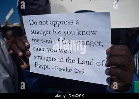 Jerusalem, Israel. 17. Dezember 2013. Afrikanische Migranten protest Israels Haft Richtlinien nach verlassen das "Holot" Detention Center in der Negev-Wüste, im Laufe des Tages aber verschlossen in der Nacht mit offenen. Mit einer 48-Stunden-Frist vor der Tür müssen sie strenger Haft. Jerusalem, Israel. 17. Dezember 2013.   Einige 200 afrikanische Migranten und Menschenrechtsaktivisten protestieren außerhalb Amt des Premierministers. Die Migranten als illegale Eindringlinge oder Asylbewerber je nach politischer Sicht, Nachfrage Prüfung ihrer Asylanträge bezeichnet. Bildnachweis: Nir Alon/Alamy Live-Nachrichten Stockfoto