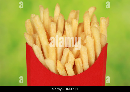 Pommes frites in einem roten Feld, heller grünen Hintergrund Stockfoto