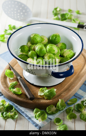 Rosenkohl in einem Sieb Stockfoto