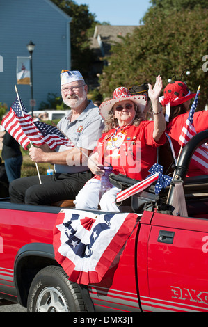 Veterans Day-Parade in Pensacola Florida USA Fahnenschwingen paar saß in einem LKW Stockfoto