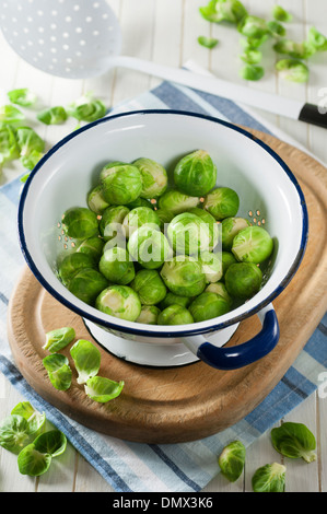 Rosenkohl in einem Sieb Stockfoto