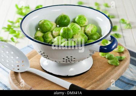 Rosenkohl in einem Sieb Stockfoto