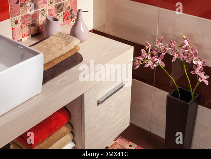 Innere des modernen Badezimmer mit Waschbecken und Toilette Stockfoto