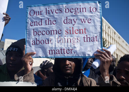 Jerusalem, Israel. 17. Dezember 2013. Afrikanische Migranten protest Israels Haft Richtlinien nach verlassen das "Holot" Detention Center in der Negev-Wüste, im Laufe des Tages aber verschlossen in der Nacht mit offenen. Mit einer 48-Stunden-Frist vor der Tür müssen sie strenger Haft. Jerusalem, Israel. 17. Dezember 2013.   Einige 200 afrikanische Migranten und Menschenrechtsaktivisten protestieren außerhalb Amt des Premierministers. Die Migranten als illegale Eindringlinge oder Asylbewerber je nach politischer Sicht, Nachfrage Prüfung ihrer Asylanträge bezeichnet. Bildnachweis: Nir Alon/Alamy Live-Nachrichten Stockfoto