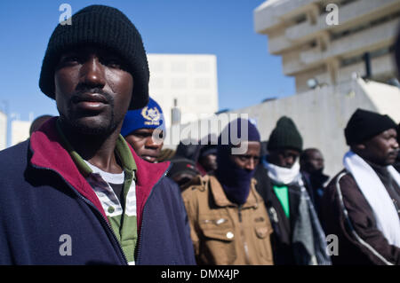 Jerusalem, Israel. 17. Dezember 2013. Afrikanische Migranten protest Israels Haft Richtlinien nach verlassen das "Holot" Detention Center in der Negev-Wüste, im Laufe des Tages aber verschlossen in der Nacht mit offenen. Mit einer 48-Stunden-Frist vor der Tür müssen sie strenger Haft. Jerusalem, Israel. 17. Dezember 2013.   Einige 200 afrikanische Migranten und Menschenrechtsaktivisten protestieren außerhalb Amt des Premierministers. Die Migranten als illegale Eindringlinge oder Asylbewerber je nach politischer Sicht, Nachfrage Prüfung ihrer Asylanträge bezeichnet. Bildnachweis: Nir Alon/Alamy Live-Nachrichten Stockfoto