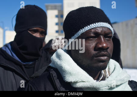 Jerusalem, Israel. 17. Dezember 2013. Afrikanische Migranten protest Israels Haft Richtlinien nach verlassen das "Holot" Detention Center in der Negev-Wüste, im Laufe des Tages aber verschlossen in der Nacht mit offenen. Mit einer 48-Stunden-Frist vor der Tür müssen sie strenger Haft. Jerusalem, Israel. 17. Dezember 2013.   Einige 200 afrikanische Migranten und Menschenrechtsaktivisten protestieren außerhalb Amt des Premierministers. Die Migranten als illegale Eindringlinge oder Asylbewerber je nach politischer Sicht, Nachfrage Prüfung ihrer Asylanträge bezeichnet. Bildnachweis: Nir Alon/Alamy Live-Nachrichten Stockfoto