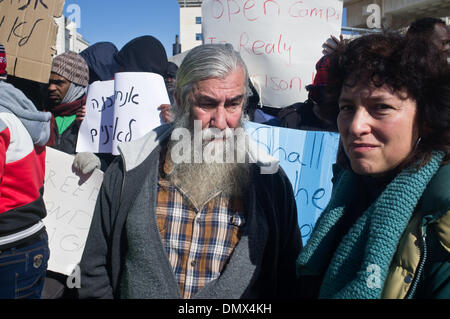 Jerusalem, Israel. 17. Dezember 2013. Jerusalem Stadträtin Laura Wharton und Stadtrat Pepe Alalo (Meretz) zeigen Solidarität mit afrikanischen Migranten israelischen Haft Politik protestieren. Jerusalem, Israel. 17. Dezember 2013.   Einige 200 afrikanische Migranten und Menschenrechtsaktivisten protestieren außerhalb Amt des Premierministers. Die Migranten als illegale Eindringlinge oder Asylbewerber je nach politischer Sicht, Nachfrage Prüfung ihrer Asylanträge bezeichnet. Bildnachweis: Nir Alon/Alamy Live-Nachrichten Stockfoto