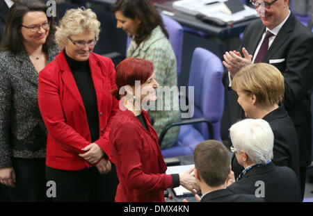 Bundeskanzlerin Angela Merkel (CDU, R) schüttelt Hände mit der Vorsitzenden der sterben Linke Partei, Katja Kipping (C), im Deutschen Bundestag Parlament in Berlin, Deutschland, 17. Dezember 2013. Merkel wurde zum dritten Mal als Regierungschef des Landes am 17. Dezember gewählt nach einer Abstimmung von Parlamentariern, die offiziell ihre Rückkehr in die Position. Das Ereignis markiert den Beginn der dritten sogenannten großen Koalition in der deutschen Nachkriegsgeschichte. Die letzte solche Regierung wurde zwischen 2005 und 2009, auch ein Bündnis zwischen der CDU / CSU und SPD. Foto: Hannibal/dpa Stockfoto