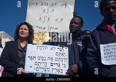 Jerusalem, Israel. 17. Dezember 2013. MK Michal Rozin (Meretz, L), Stuhl der Knesset Ausschuss für ausländische Arbeitnehmer, zeigt Solidarität mit afrikanischen Migranten israelischen Haft Politik protestieren. Jerusalem, Israel. 17. Dezember 2013.   Einige 200 afrikanische Migranten und Menschenrechtsaktivisten protestieren außerhalb Amt des Premierministers. Die Migranten als illegale Eindringlinge oder Asylbewerber je nach politischer Sicht, Nachfrage Prüfung ihrer Asylanträge bezeichnet. Bildnachweis: Nir Alon/Alamy Live-Nachrichten Stockfoto