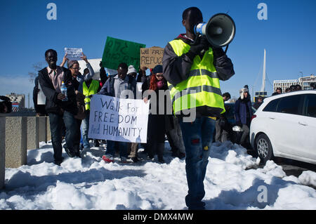 Jerusalem, Israel. 17. Dezember 2013. Afrikanische Migranten marschieren in die Knesset nach verlassen das "Holot" Detention Center in der Negev-Wüste, im Laufe des Tages aber gesperrt in der Nacht mit offenen. Mit einer 48-Stunden-Frist vor der Tür müssen sie strenger Haft. Jerusalem, Israel. 17. Dezember 2013.   Einige 200 afrikanische Migranten und Menschenrechtsaktivisten protestieren außerhalb Amt des Premierministers. Die Migranten als illegale Eindringlinge oder Asylbewerber je nach politischer Sicht, Nachfrage Prüfung ihrer Asylanträge bezeichnet. Bildnachweis: Nir Alon/Alamy Live-Nachrichten Stockfoto