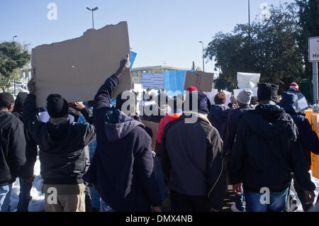 Jerusalem, Israel. 17. Dezember 2013. Afrikanische Migranten marschieren in die Knesset nach verlassen das "Holot" Detention Center in der Negev-Wüste, im Laufe des Tages aber gesperrt in der Nacht mit offenen. Mit einer 48-Stunden-Frist vor der Tür müssen sie strenger Haft. Jerusalem, Israel. 17. Dezember 2013.   Einige 200 afrikanische Migranten und Menschenrechtsaktivisten protestieren außerhalb Amt des Premierministers. Die Migranten als illegale Eindringlinge oder Asylbewerber je nach politischer Sicht, Nachfrage Prüfung ihrer Asylanträge bezeichnet. Bildnachweis: Nir Alon/Alamy Live-Nachrichten Stockfoto