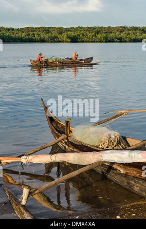 Angeln in einem Auslegerkanu Madagassen Stockfoto