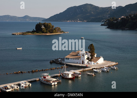 Blick über das Vlacheraina Kloster und Maus Insel auf Korfu in Griechenland vor Sonnenuntergang. Stockfoto