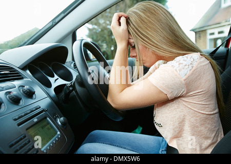 Mädchen fahren mit Kopfschmerzen Stockfoto